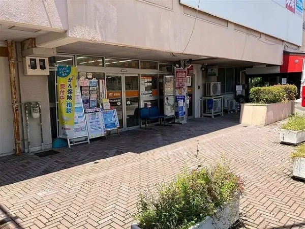 徒歩4分で、窓口は平日9時-17時まで営業しています。