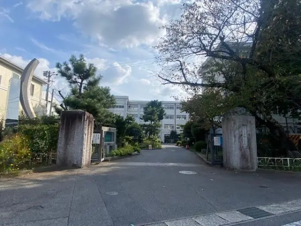 徒歩25分。校訓は堅い意志　深い勉強　強い鍛錬。学校HPがあり、学校行事などが紹介されています。