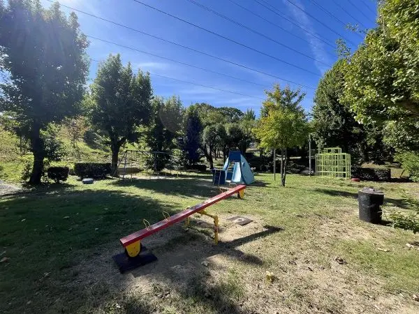 徒歩2分。ジャングルジムやブランコ、シーソーなどの遊具が設置された公園です。