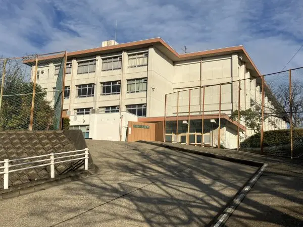市立富雄南中学校までは徒歩１８分。毎日のお子様の通学も元気に通っていただける距離となっております。