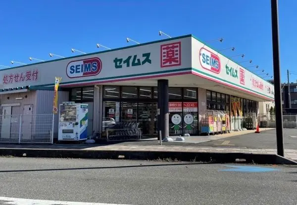 徒歩8分／営業時間9時～22時45分(調剤薬局別)