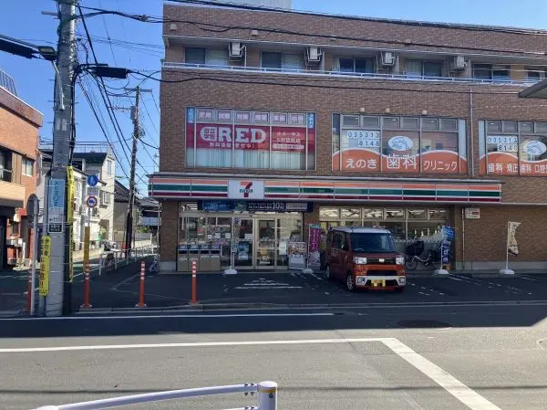 徒歩1分。24時間営業のコンビニエンスストアです。何か買い出しに行きたいときなど気軽に立ち寄れます。