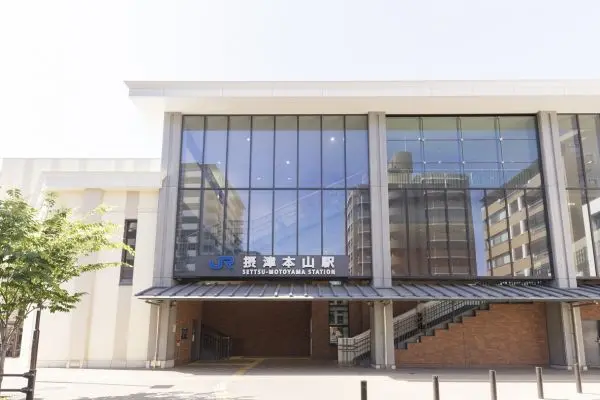 JR摂津本山駅までは徒歩１０分です。駅周辺にはカフェや銀行等もございます。