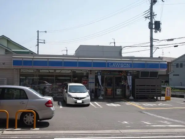 徒歩7分。現金の引き出しや軽食などの買い出しなど、ちょっとした用足しに。