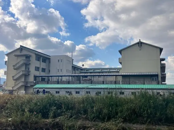 広陵中学校まで徒歩約６分となっております。お子様も通学していただきやすい距離となっております。