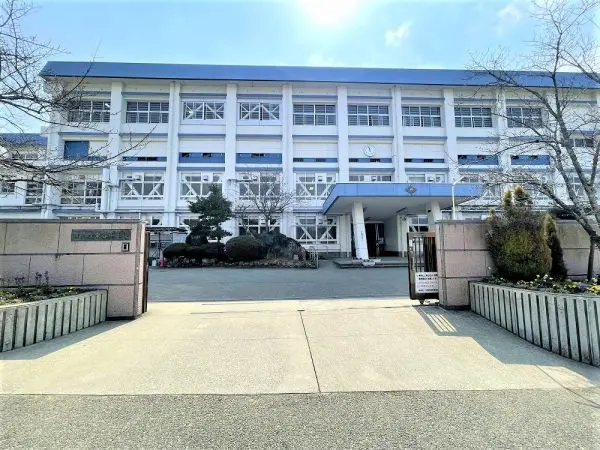 川西市立東谷中学校まで約1100m 徒歩14分。友達との会話を楽しみながら通学できる距離です。