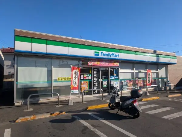徒歩5分。駐車場があるので車でも立ち寄りやすいです。イートインスペースやゆうちょ銀行のATM設置有。