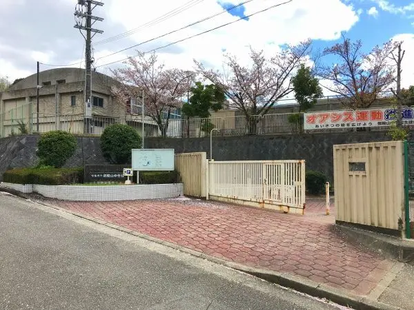 宝塚市立宝塚小学校まで約750m 徒歩10分。HPでは児童たちの様子が写真付きで紹介されております。