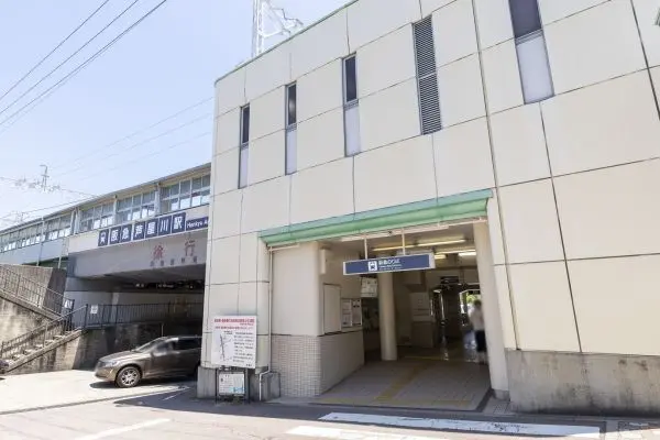 阪急芦屋川駅・ＪＲ芦屋駅・阪神芦屋駅の３路線３駅が徒歩１５分圏内。通勤・通学の幅も広がります。
