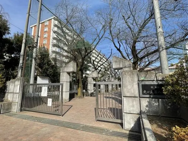 徒歩4分。毎日の通学も負担が少なく、また行事などに参加される保護者の方にも嬉しい距離です。