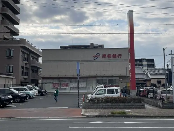 南都銀行桜井北出張所まで徒歩４分の立地です。徒歩でもアクセスしていただきやすい距離となっております。