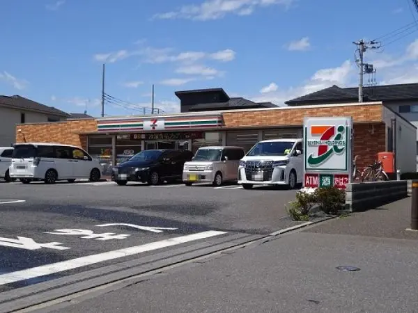 徒歩7分。24時間営業。ちょっとしたお買い物はもちろんATMの利用や各種請求書払いの際も役立ちます。