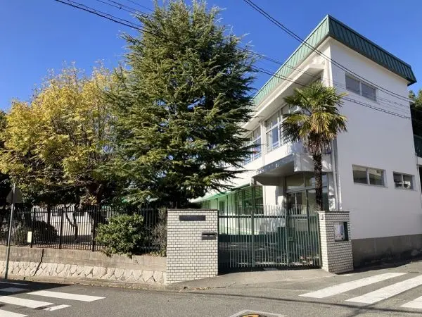 徒歩15分。HPに、幼稚園での様子が写真付きで掲載されています。