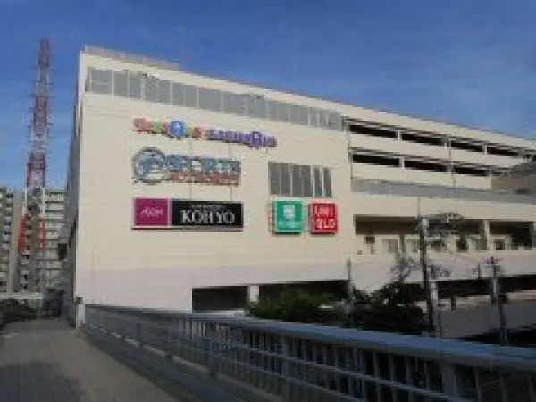 営業時間は9:00～22:00。生鮮食品や加工食品、お惣菜などの取り扱いがあります。駐車場があります