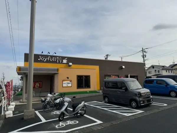 徒歩5分。24時間営業のファミリーレストラン。テイクアウトも可能です。