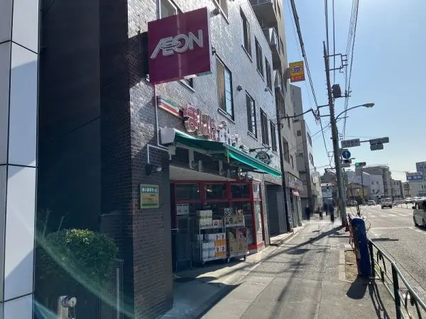 徒歩4分。営業時間は7:00～23:00。食料品などが取り扱われています。