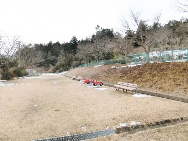 すべり台、スプリング遊具、ターザンロープなどの遊具有り
