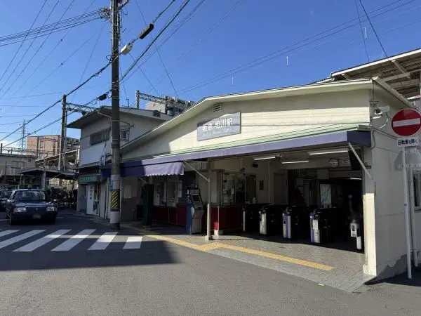 大阪梅田・天下茶屋方面、京都河原町方面へアクセスできます。駅までは平坦な道のりです。駅前には駐輪場有