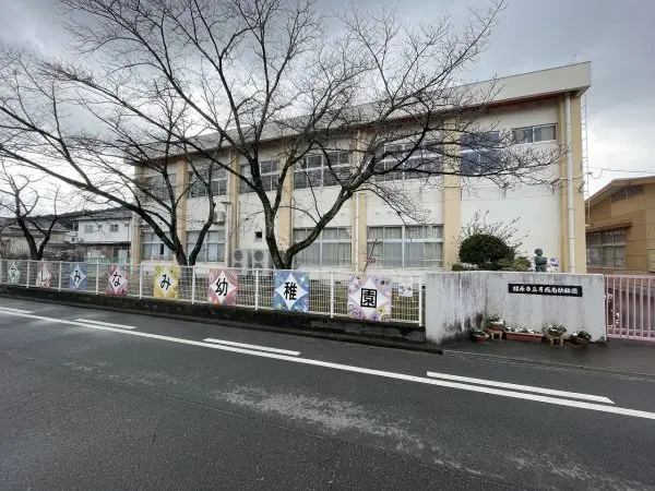 耳成南幼稚園まで約７分の立地です。毎日のお子様の送り迎えもしていただきやすい距離となっております。