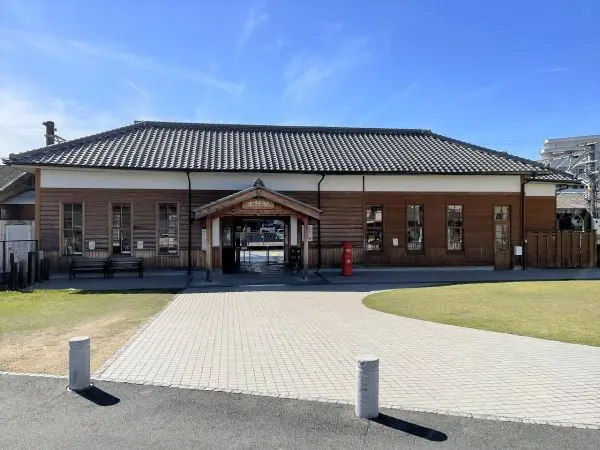 ＪＲ桜井線京終駅まで徒歩８分。その他徒歩１０分圏内にコンビニ、スーパー、ドラッグストア等があります。