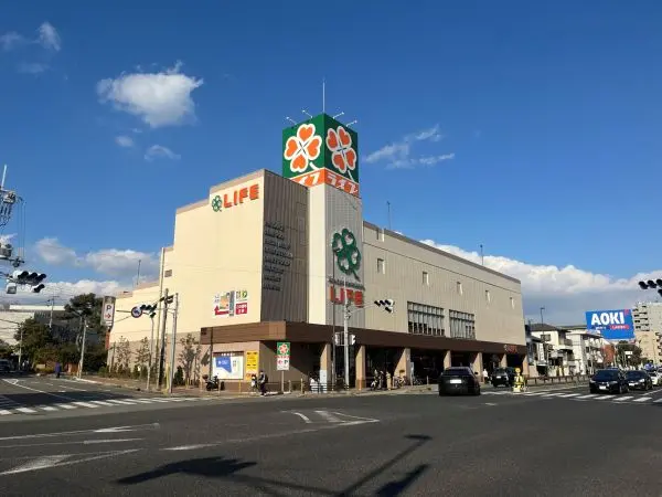 ライフ夙川店までは徒歩１０分です。営業時間は９時半～２４時です。