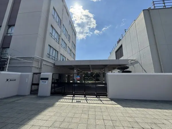 徒歩10分。学校HPにて、授業・行事の様子などが写真付きで紹介されています。