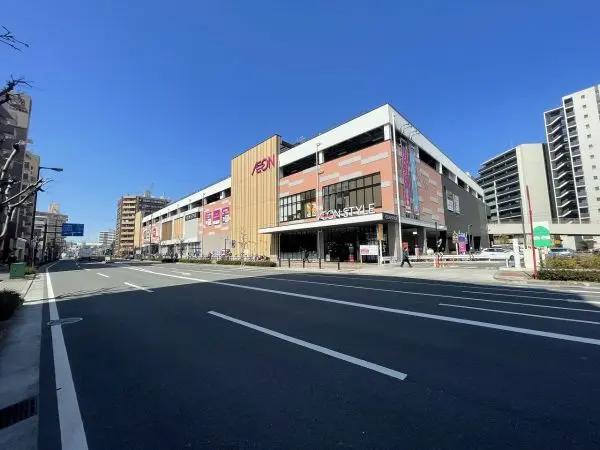 イオンスタイル東淀川まで約徒歩8分。食品の他、衣料品や雑貨など多彩な商品が取り扱われています。