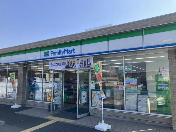 ファミリーマート香芝下田西店まで徒歩３分。徒歩でもアクセスしていただきやすい距離となっております。