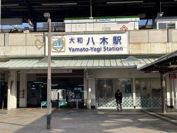 近鉄大和八木駅まで徒歩９分です。ＪＲ畝傍駅までは徒歩１４分で、２沿線利用可能な立地となっております。