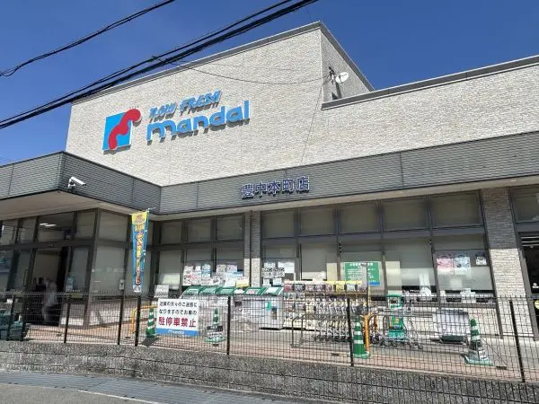 営業時間は9:00～22:00。食料品・酒類などが販売されています。駐車場(20台分)・駐輪場有り