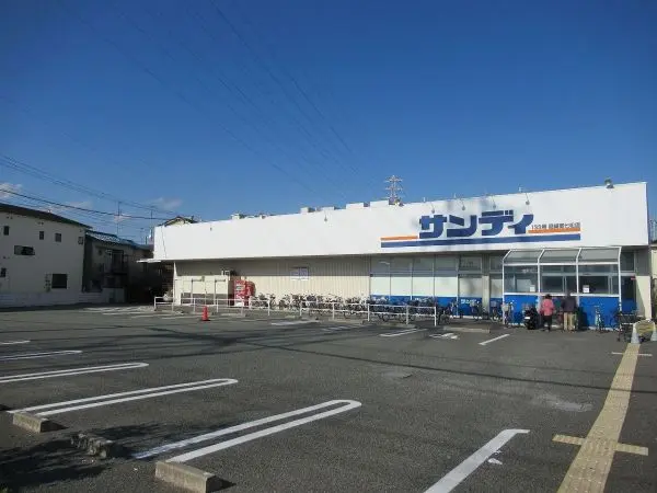 徒歩5分。営業時間は10:00～19:30。駐車場有。各種キャッシュレス決済にも対応されています。