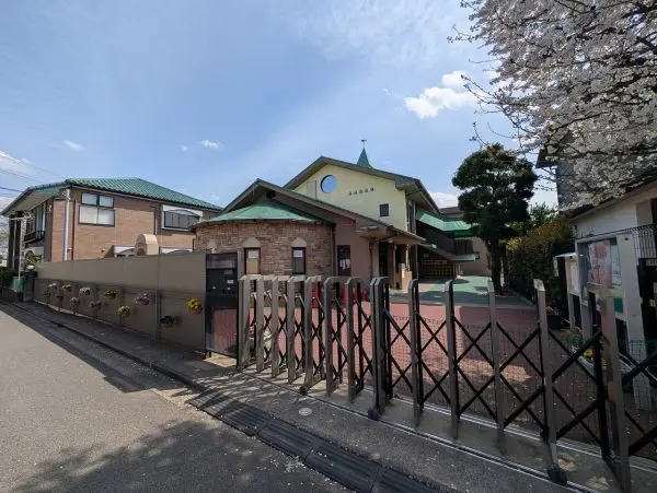 徒歩5分。お子様と手を繋いで通園できそうな距離にある幼稚園です。預かり保育が行われています（有料）。
