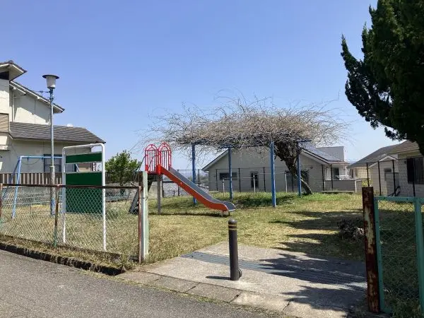 鳥見第７号街区公園まで徒歩５分。お子さまを連れてのお出かけもしていただきやすい距離となっております。