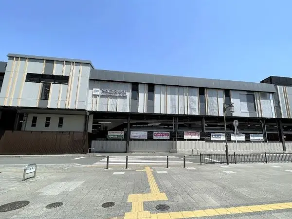 近鉄西大寺駅まで徒歩４分です。徒歩５分圏内にスーパー、コンビニ、銀行等がある住環境となっております。