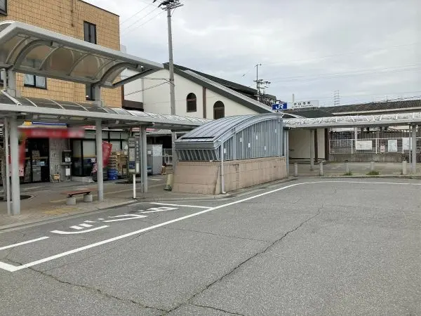 快速、区間快速停車駅。駅近くにスーパー、家電量販店、ホームセンターが入る商業施設があります。