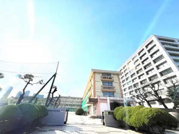 本物件まで徒歩約20分。1965年4月に開校された中学校です。校訓は、自主 敬愛 真実。