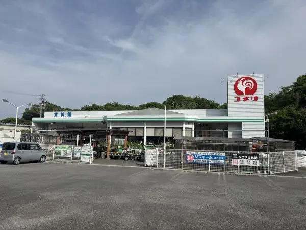 徒歩25分。金物工具や園芸用品だけでなく、家庭日用品も販売されているホームセンター。