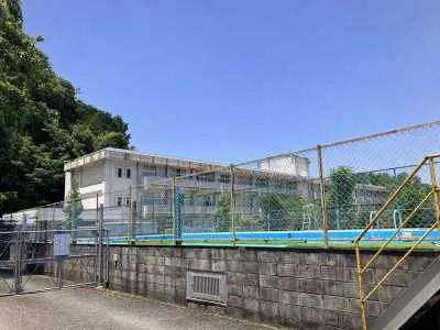 白橿小学校まで徒歩3分です。
毎日のお子さまの通学もしていただきやすい距離となっております。
