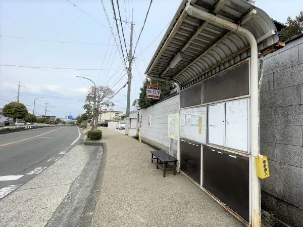 登美ヶ丘五丁目停まで徒歩３分。近鉄学園前駅までバス乗車１０分、近鉄高の原駅までバス乗車１７分です。