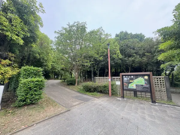 徒歩6分。豊かな緑に囲まれた広大な芝生広場や散歩道、バラ園などがある公園です。