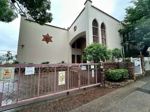 摩耶小学校までは徒歩約７分です。毎日のお子様の通学もしていただきやすい距離となっております。