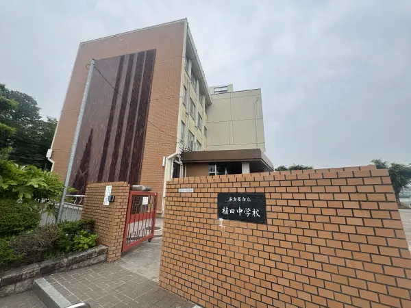 徒歩15分。植田小学校の向かいに位置しており、通い慣れた道で通学出来ます。