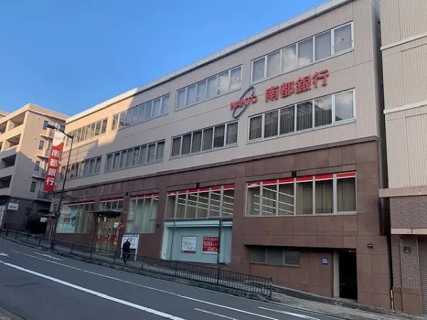 南都銀行生駒支店まで徒歩11分です。その他コンビニエンスストア等もあり、利便性の良い立地です。