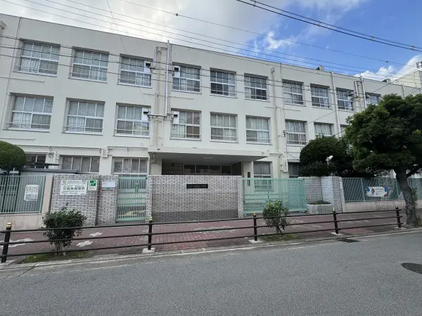 徒歩4分。毎日の通学の負担が少なく済みそうです。
