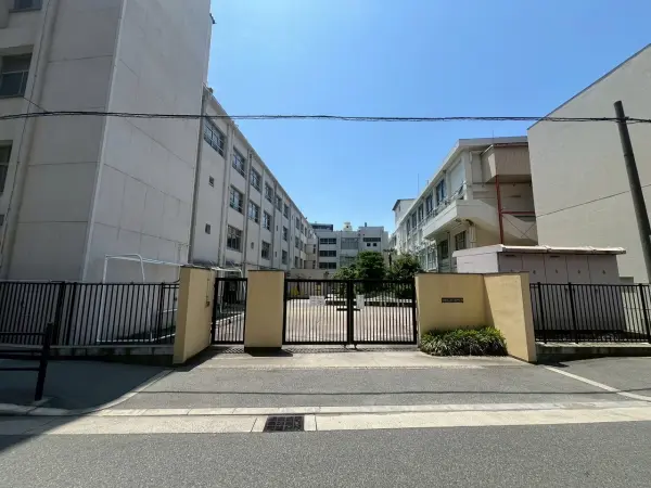徒歩3分。毎日の通学も負担が少なく済みそうな距離です。