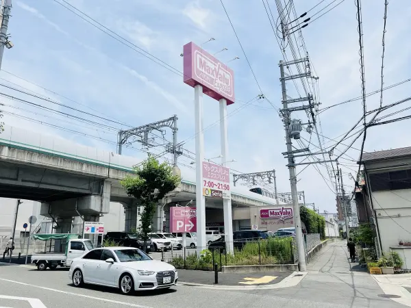 スーパーまでは徒歩約５分です。毎日のお買い物もしていただきやすい距離です。