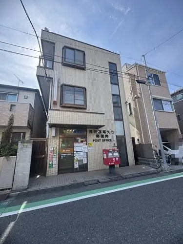 徒歩5分。営業時間は窓口が平日9:00～17:00、ATMが平日8:00～19:00です。