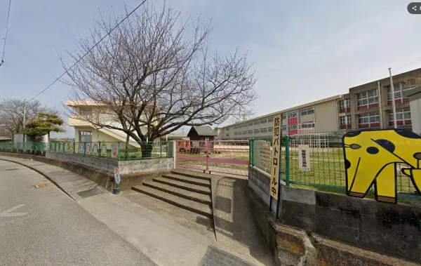 平岡南幼稚園までは徒歩約１２分です。毎日のお子様の送り迎えもしていただきやすい距離となっております。