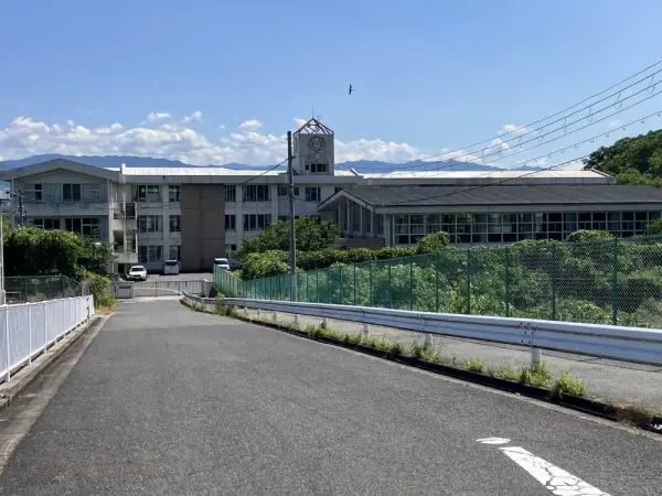 牧野小学校まで徒歩12分です。毎日のお子さまの通学もしていただきやすい距離となっております。