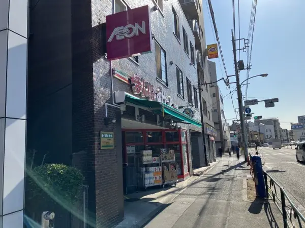 徒歩4分。営業時間は7:00～23:00。食料品などが取り扱われています。